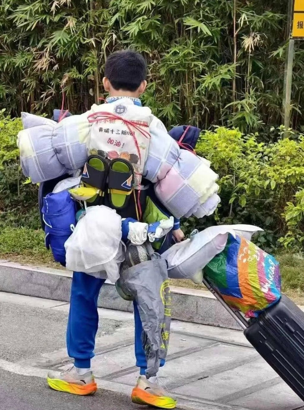 Teenage school pupil He Zirui sets off on his journey with his skilfully packed belongings on his back. Photo: ctdsb.net Teenage school pupil He Zirui sets off on his journey with his skilfully packed belongings on his back. Photo: ctdsb.net