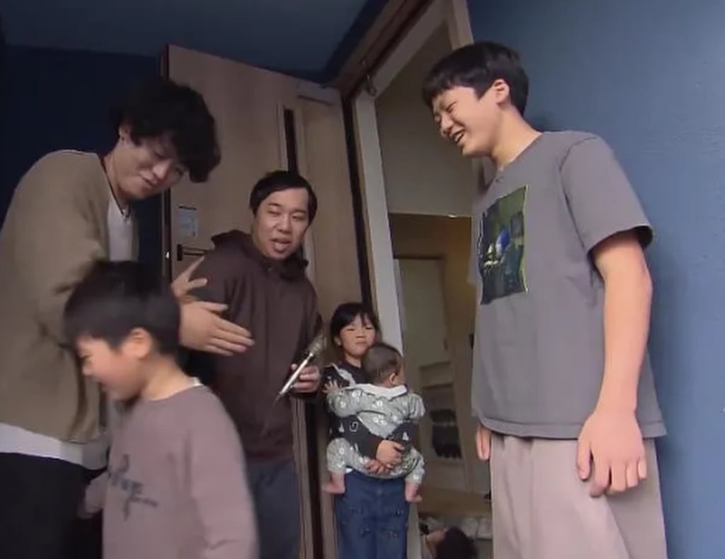 The actor, in a brown coloured hoodie, plays with the family’s children. Photo: QQ.com