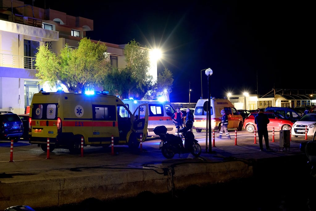 Ambulâncias estão prontas para transportar os feridos em um porto na ilha grega de Chios na terça-feira. Foto: EPA
