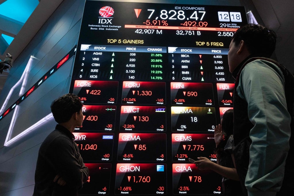 People look at an electronic board displaying stock prices at the Indonesia Stock Exchange in Jakarta on January 29. Photo: AFP