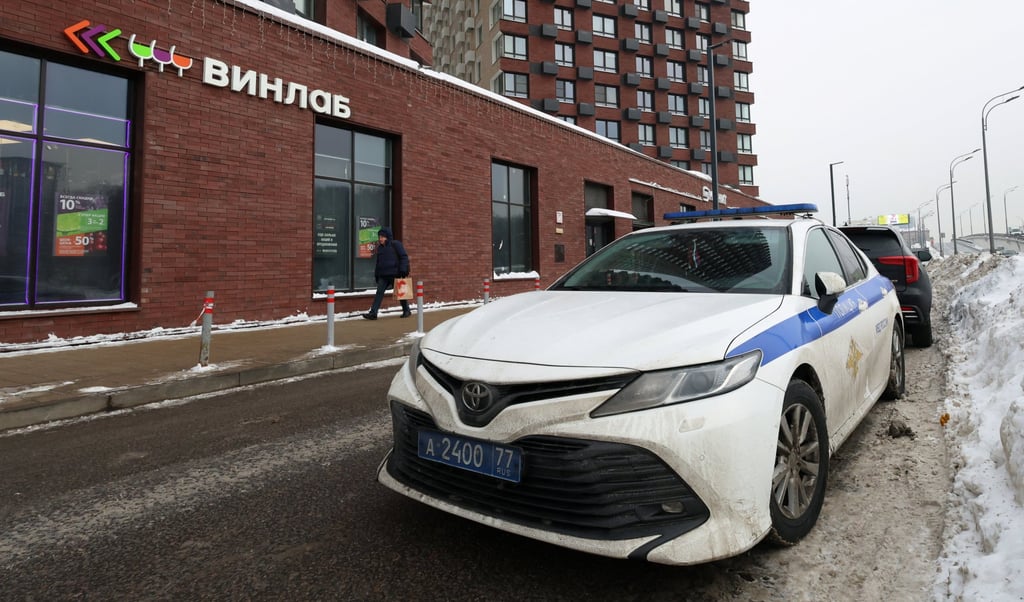 A police car is parked outside a Moscow residential building where the assassination attempt on Alexeyev took place on February 6. Photo: Reuters