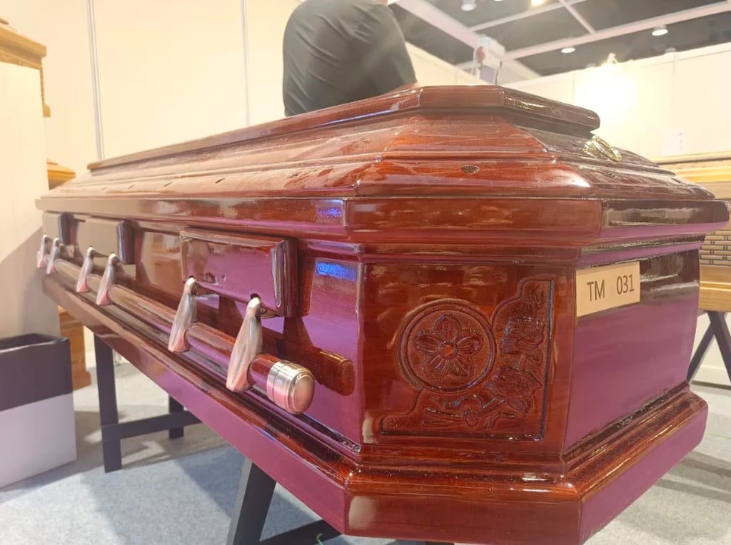 Peti mati yang sudah jadi dari pabrik Liu. Dia mengatakan bahwa menyaksikan seluruh proses produksi membantunya mengatasi takhayulnya tentang kematian. Foto: QQ.com