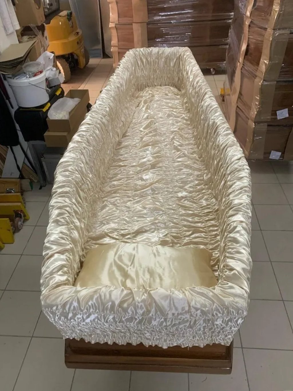 Peti mati terbuka yang dilapisi dengan bahan mewah dan nyaman di pabrik Liu. Foto: QQ.com