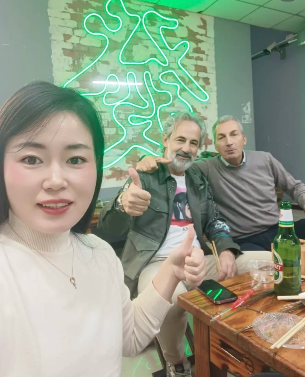 Liu berinteraksi sosial dengan dua klien asingnya. Ia menjual banyak peti mati kepada pelanggan di Italia. Foto: QQ.com