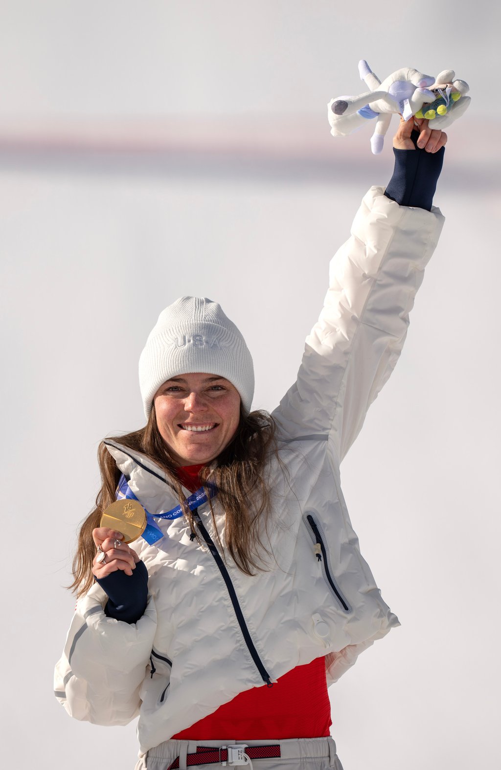 Breezy Johnson celebrates during the awards ceremony of the women’s downhill ski race at the Milano Cortina 2026 Winter Olympics. Photo: Xinhua Breezy Johnson celebrates during the awards ceremony of the women’s downhill ski race at the Milano Cortina 2026 Winter Olympics. Photo: Xinhua