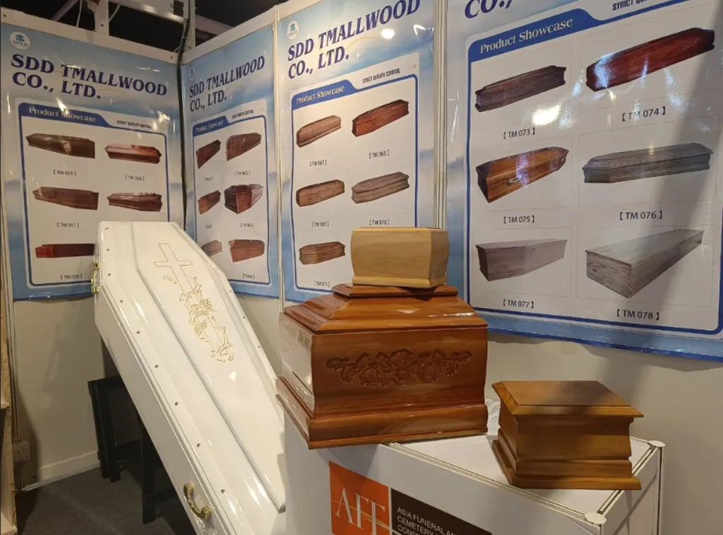 Peti mati buatan Liu jauh lebih murah daripada yang dibuat di luar negeri. Peti mati tersebut juga tersedia dalam berbagai desain. Foto: QQ.com