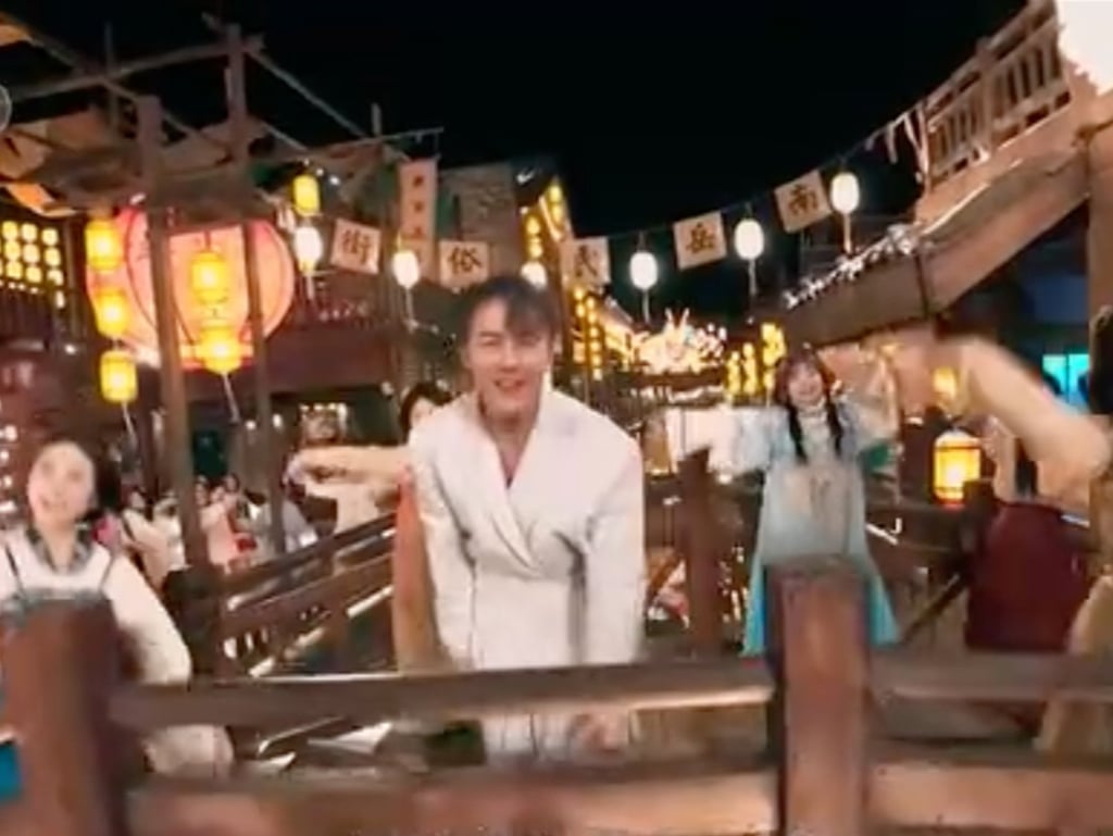 Wu, dengan pakaian serba putih, tampil dalam salah satu video musiknya yang sangat sukses. Foto: CCTV