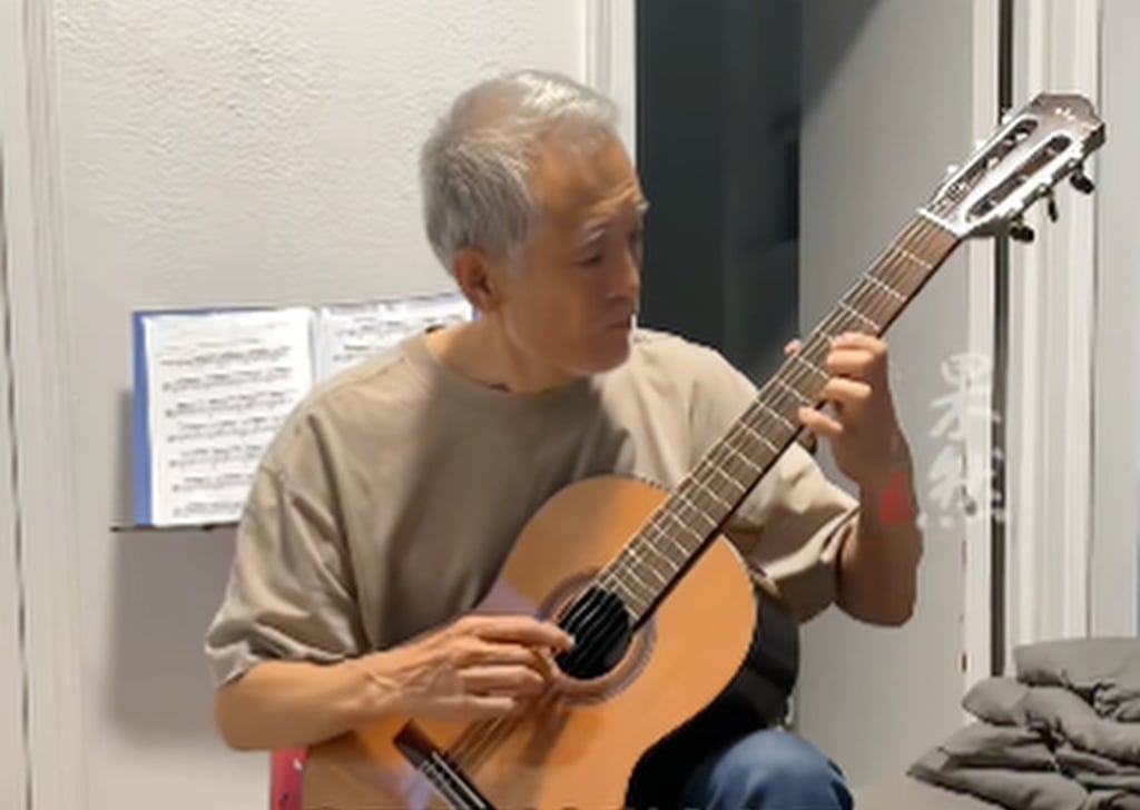 Seorang pria Tionghoa yang sudah pensiun memilih untuk mengejar mimpinya belajar bermain gitar. Foto: Douyin
