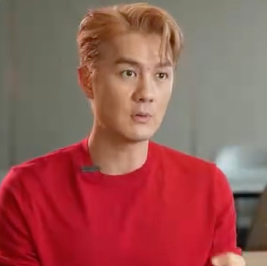 Wu, yang terkenal berkat lagu-lagu romantisnya, diwawancarai tentang kegiatan amal yang dilakukannya. Foto: CCTV