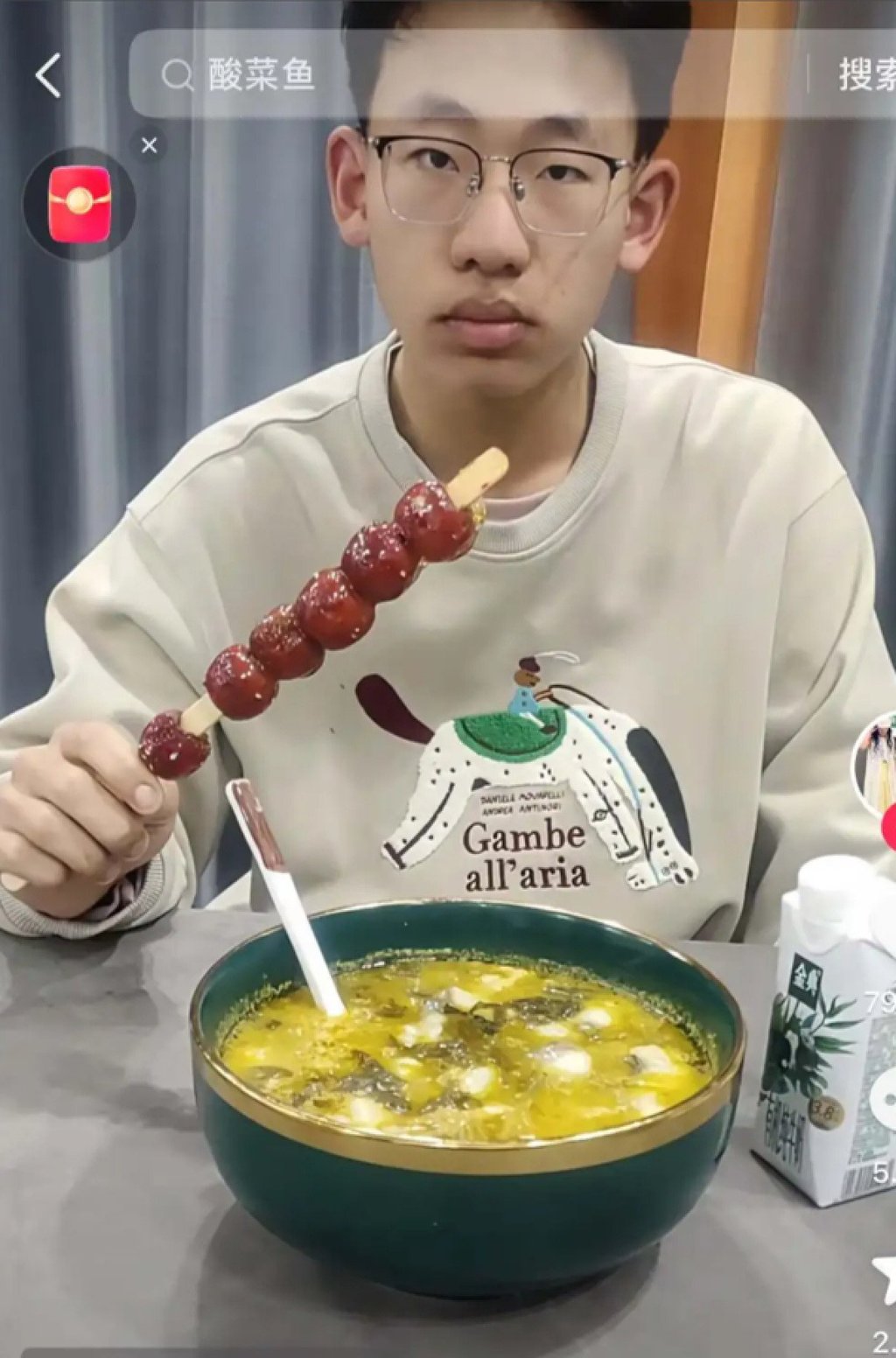 O jovem de 16 anos parece um pouco incerto sobre a combinação de espeto e sopa de sua mãe. Imagem: Vacinas