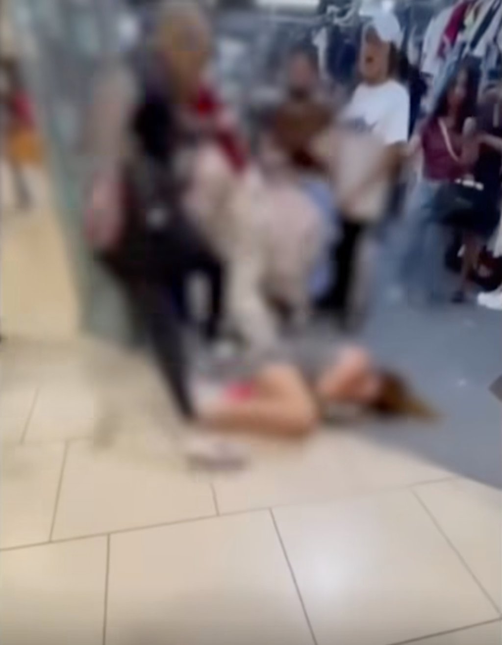Imagem de um vídeo de mídia social mostrando o ataque em um shopping center em Cingapura. Imagem: 24 Ors Imagem de um vídeo de mídia social mostrando o ataque em um shopping center em Cingapura. Imagem: 24 Ors