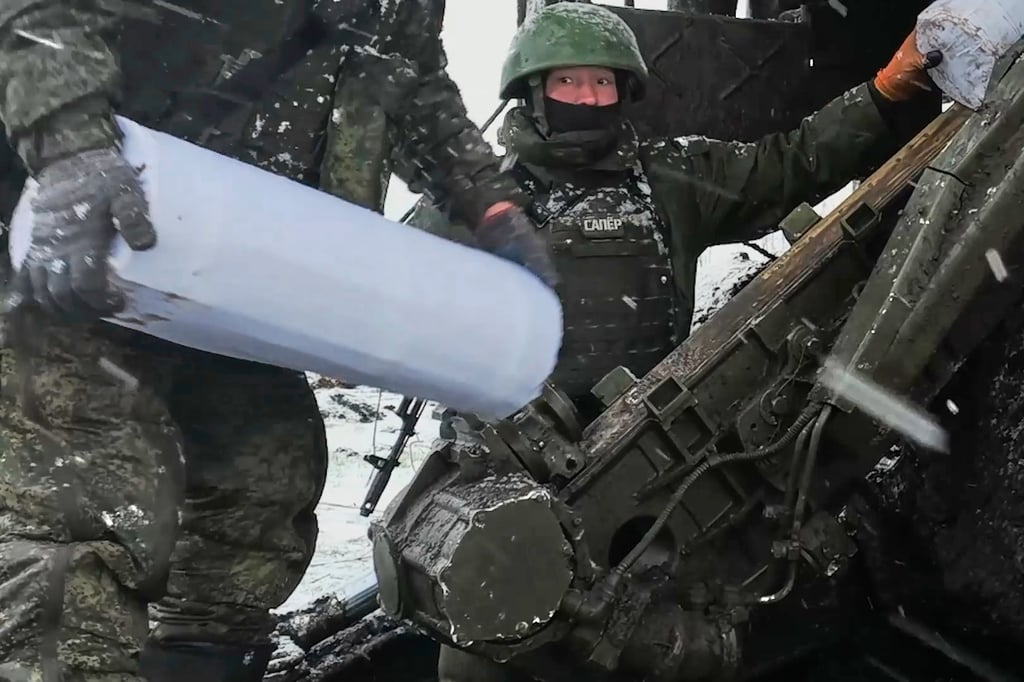 Russian soldiers prepare to fire a self-propelled gun towards Ukrainian positions in Ukraine. Photo: Russian Defence Ministry via AP