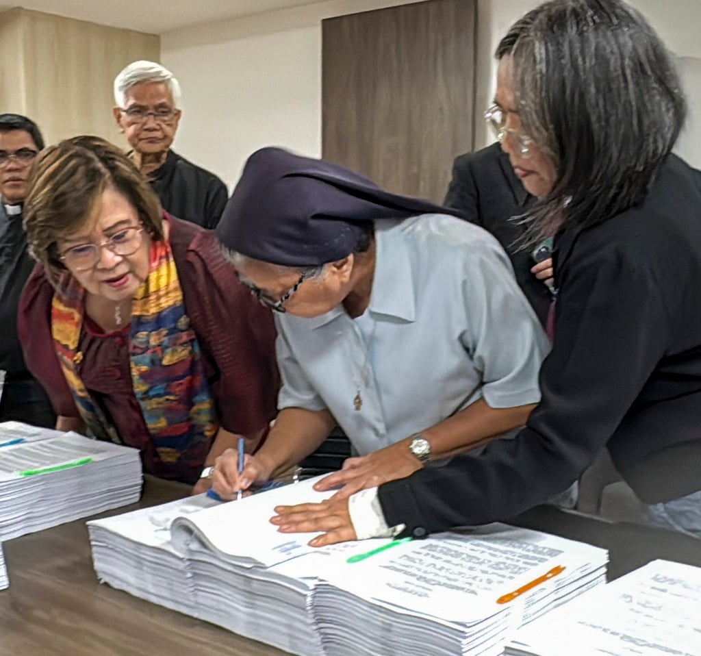 Mamamayang Liberal Partylist Representative Leila de Lima (left) looks on as petitioners file an impeachment complaint against Sara Duterte-Carpio on Monday. Photo: Mamamayang Liberal Partylist/EPA
