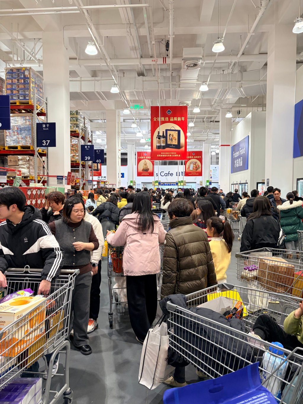 Shoppers at Sam’s Club in Kunshan, Jiangsu province on February 7. Photo: Weibo Shoppers at Sam’s Club in Kunshan, Jiangsu province on February 7. Photo: Weibo