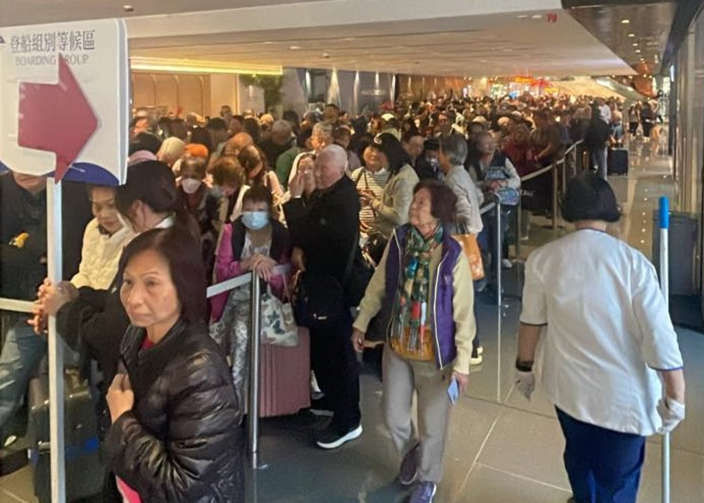 Hundreds of passengers queue at Ocean Terminal waiting to board the ship. Photo: Facebook/Longman Lo Hundreds of passengers queue at Ocean Terminal waiting to board the ship. Photo: Facebook/Longman Lo