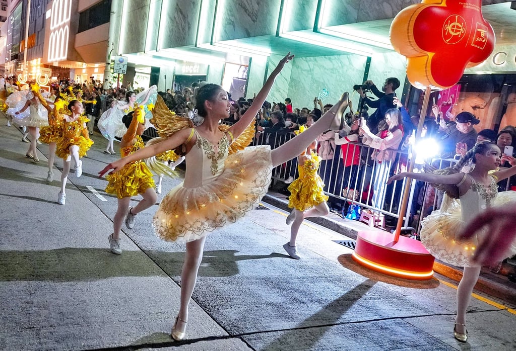 Young ballet dancers perform for the crowds. Photo: Elson Li