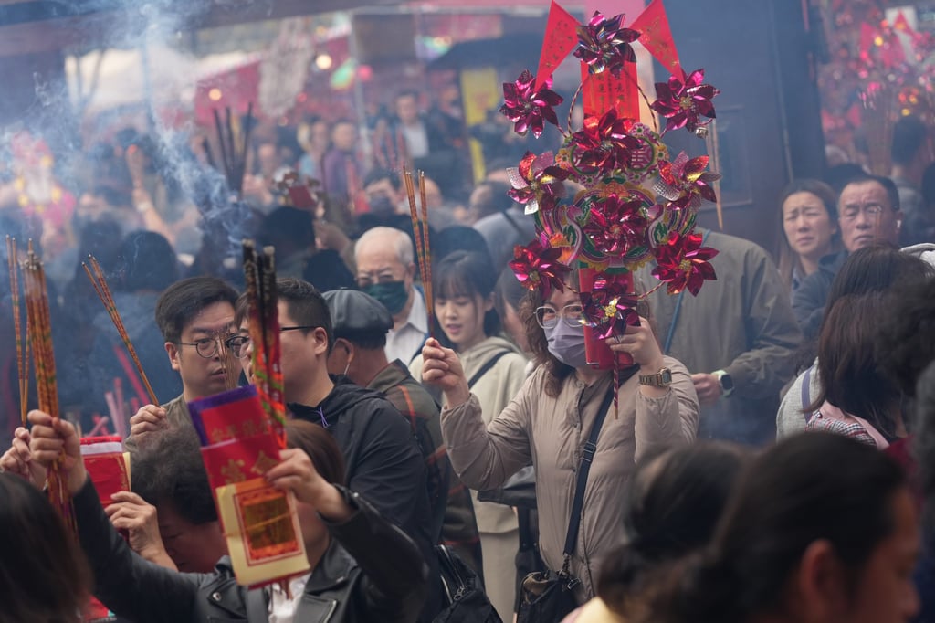 Worshippers at Che Kung Temple in Sha Tin. Photo: Jelly Tse Worshippers at Che Kung Temple in Sha Tin. Photo: Jelly Tse