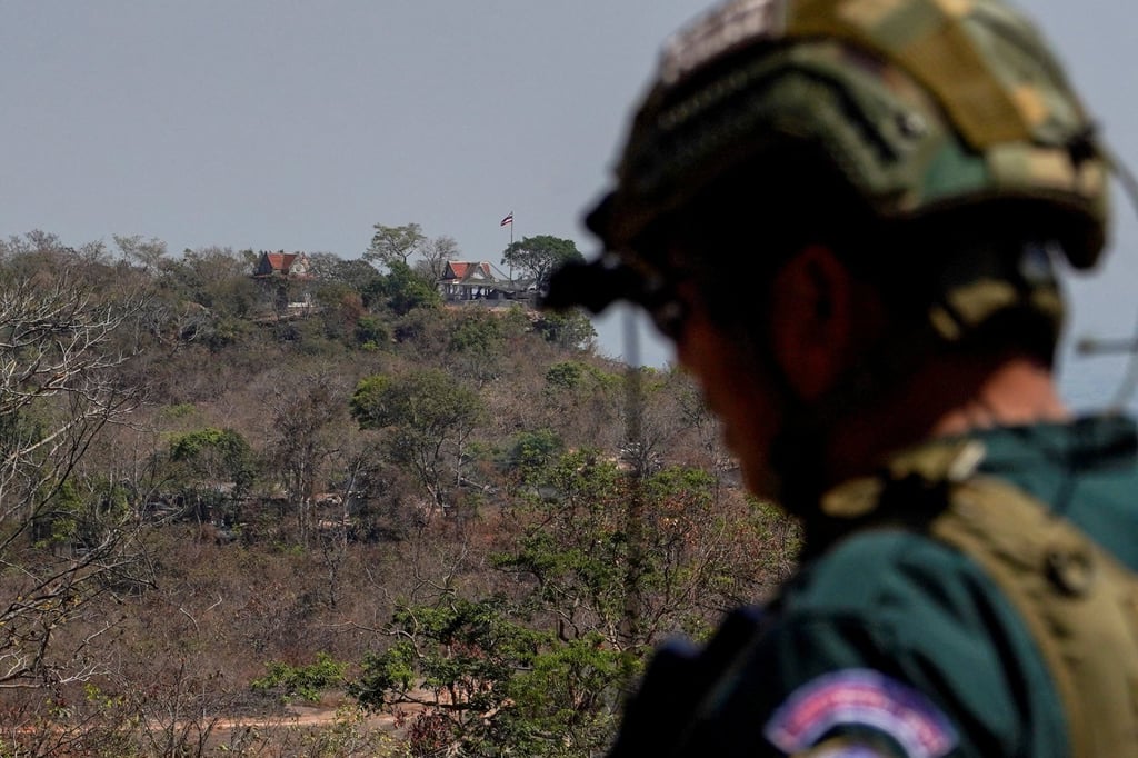 A bandeira nacional da Tailândia tremula no topo de uma colina na província de Sisaket, no nordeste, vista da província de Preah Vihar, no Camboja, em 12 de fevereiro. Foto: Reuters