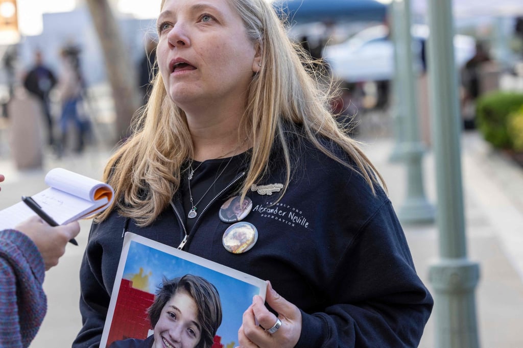 Amy Newell fala à mídia em Los Angeles na quarta-feira, enquanto segura uma foto de seu filho Alexander, que morreu aos 14 anos por causa de fentanil comprado nas redes sociais. Foto: AFP Amy Newell fala à mídia em Los Angeles na quarta-feira, enquanto segura uma foto de seu filho Alexander, que morreu aos 14 anos por causa de fentanil comprado nas redes sociais. Foto: AFP