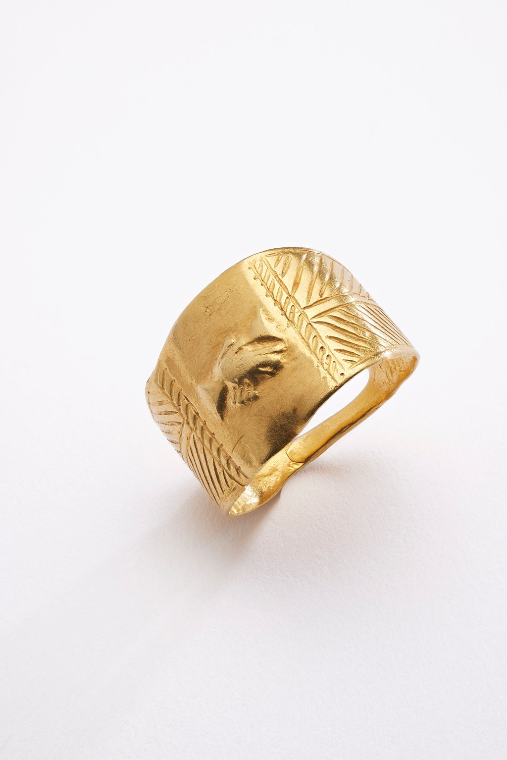 Roman ring in gold, from the 3rd century, from private collection Rouen. Photo: Benjamin Chelly/L’ÉCOLE, School of Jewelry Arts