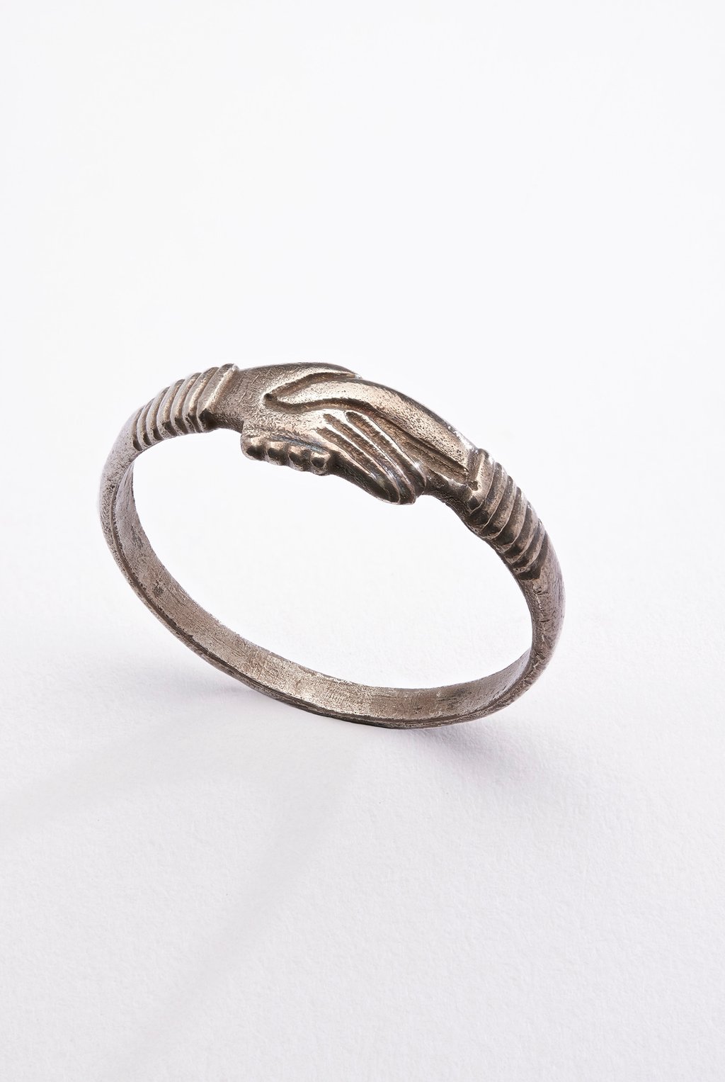 Fede engagement ring in silver with central clasped hands motif, from 15th-century England, from Collection B. Cavill. Photo: Benjamin Chelly/L’ÉCOLE, School of Jewelry Arts