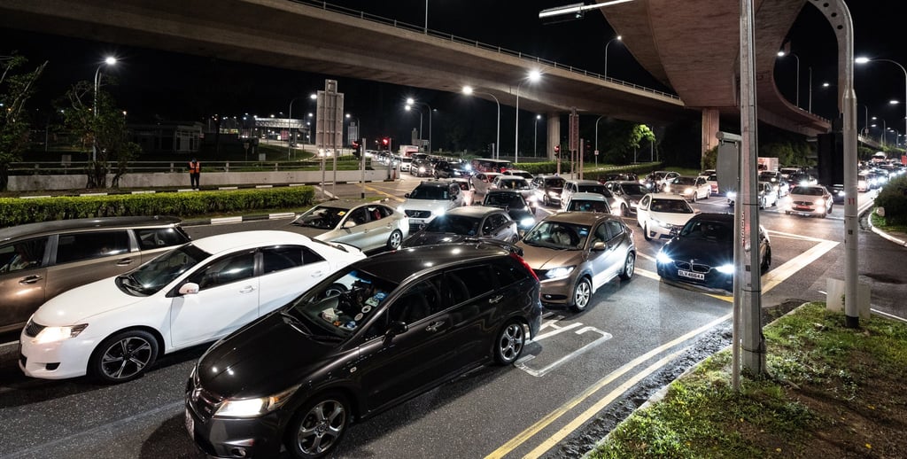 汽车在兀兰检查站排队穿越新加坡和马来西亚边境。照片:阿纳多卢通讯社/盖蒂图片社 汽车在兀兰检查站排队穿越新加坡和马来西亚边境。照片:阿纳多卢通讯社/盖蒂图片社