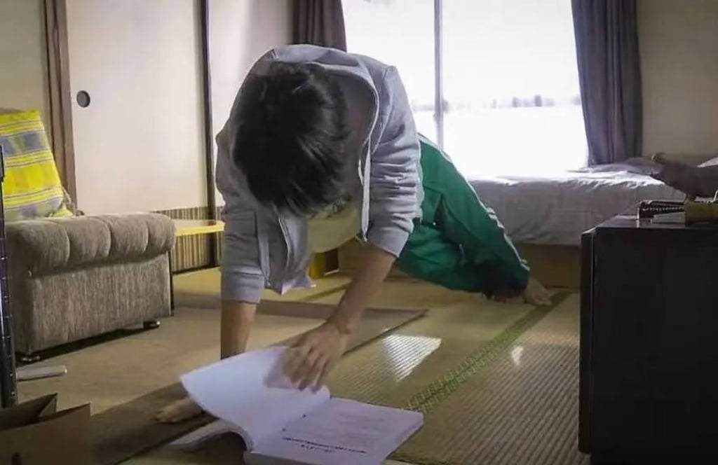 This person combines exercise and reading to relax during the holidays. Photo: lifeweek