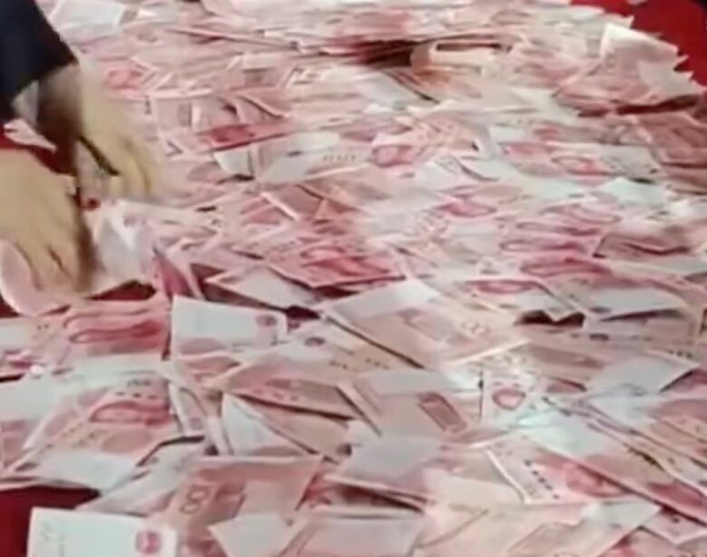 Employees were allowed to keep however many banknotes they could pick up in an allotted time. Photo: Elephant News Employees were allowed to keep however many banknotes they could pick up in an allotted time. Photo: Elephant News