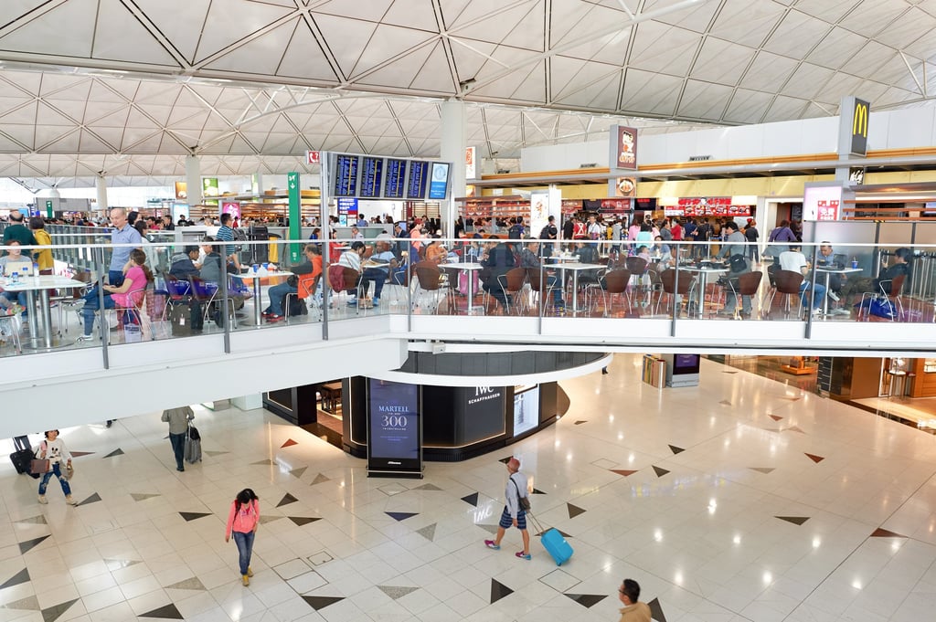 (Top floor) Travellers dine at the food court in Hong Kong airport’s departures area. Photo: Shutterstock