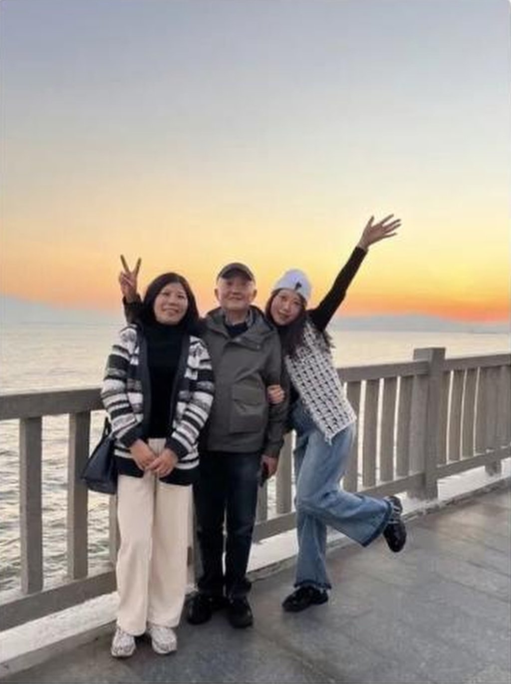 ‘வளர்ப்பு பெற்றோர்’ என்ற சீனாவின் போக்கு இளைஞர்களுக்கு செல்ஃபி எடுப்பது போன்ற திறன்களைக் கற்றுக்கொடுக்கிறது