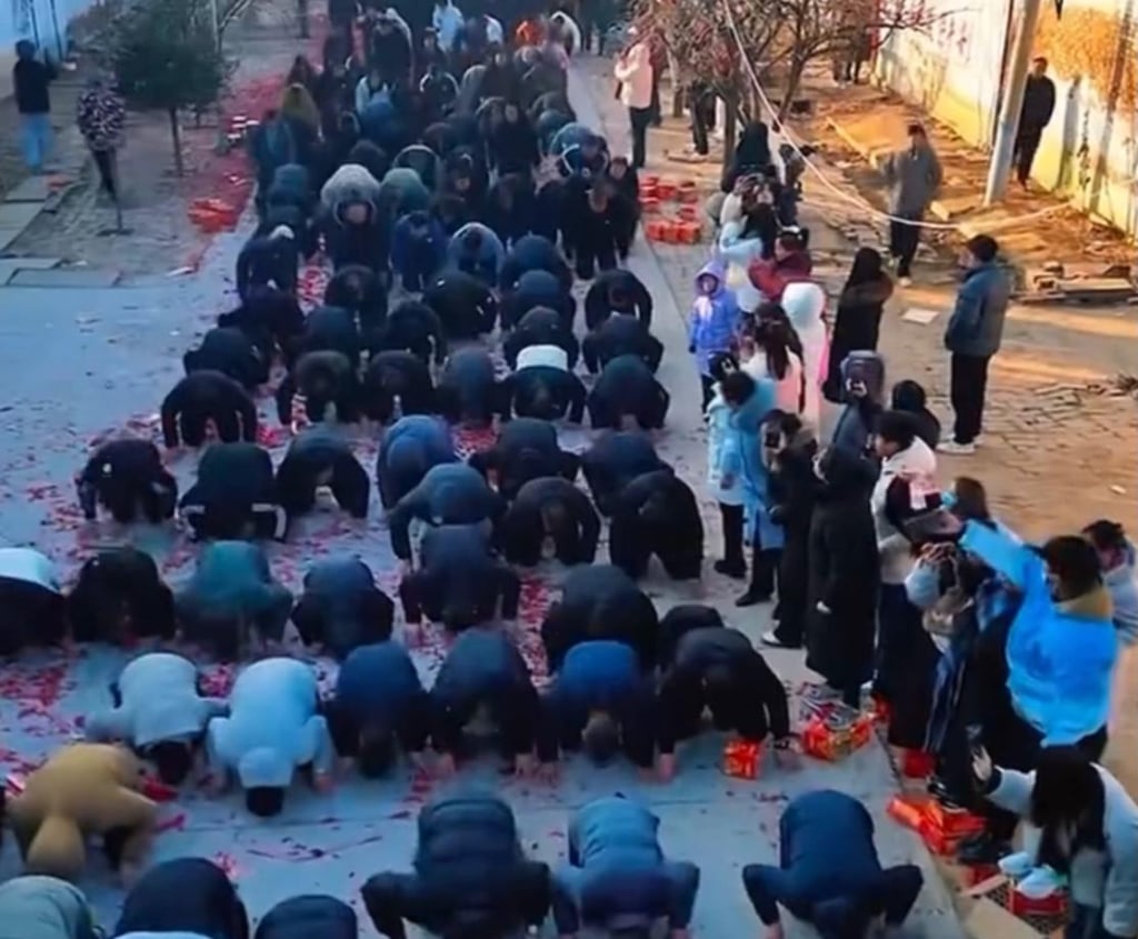 Hundreds of men kowtow during the major ceremony which pays tribute to people’s ancestors. Photo: Weibo