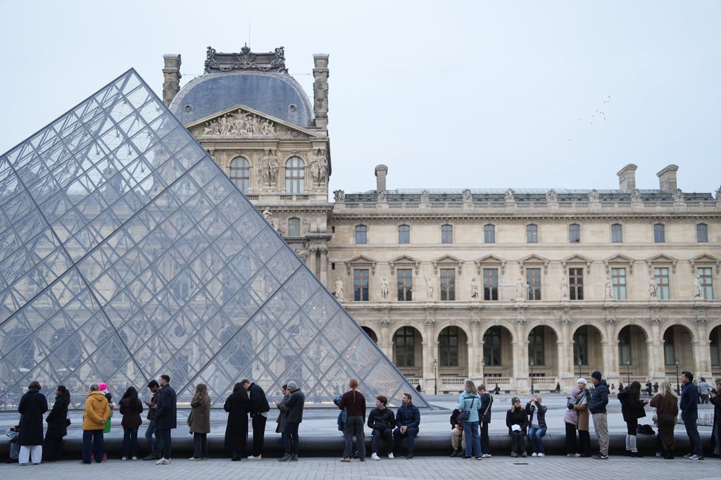 People wait for the Louvre Museum to open. Photo: AP People wait for the Louvre Museum to open. Photo: AP