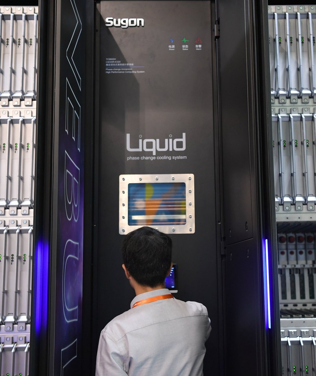 A Sugon staff member operates a high-performance computer model at an event in Frankfurt, Germany, on June 18, 2019. Photo: Xinhua