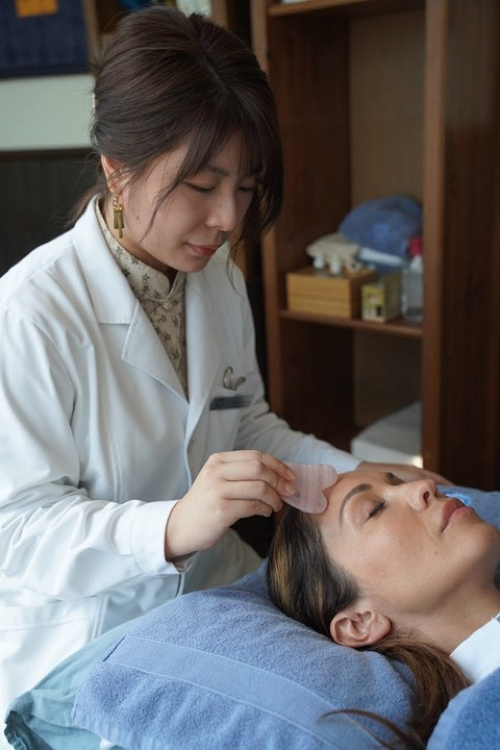 TCM practitioner Michelle Zhang treats a patient. Photo: Michelle Zhang