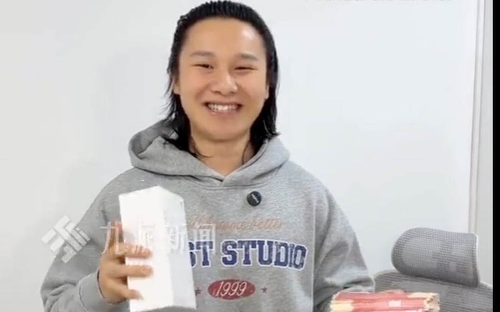 Zhang Zilong mostra alguns dos outros prêmios que estavam em disputa no sorteio. Foto de : Soho