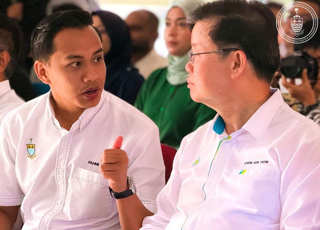 மலேசிய அரசியல்வாதி ஃபஹ்மி ஜைனோல், மனைவியைத் தாக்கியதாகக் குற்றஞ்சாட்டப்பட்டு சிறையில் அடைக்கப்பட்டார்