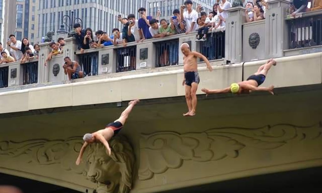 Middle-aged men jump and dive off a bridge in Tianjin in one of the city’s many quirks. Photo: Zhihu
