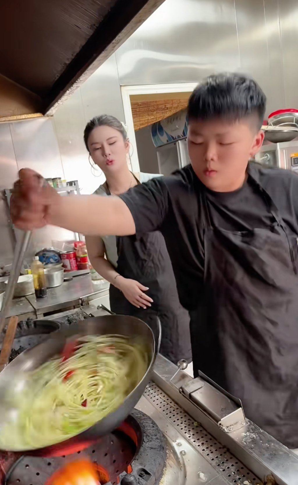 Liu Yuze cooks up a stir-fried dish in the kitchen of his parent’s eatery. Photo: Douyin