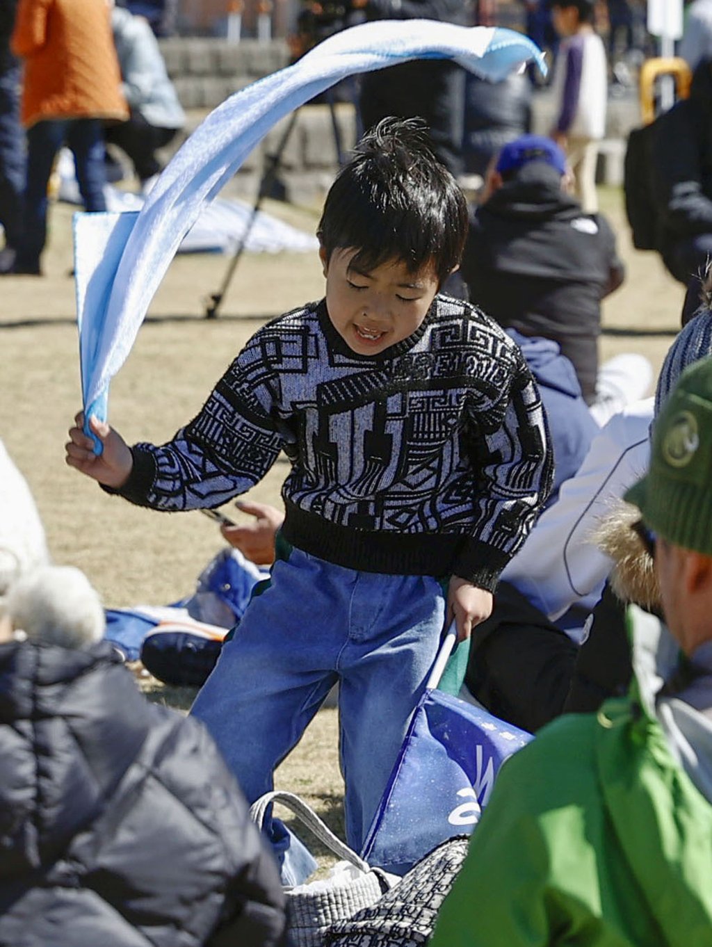 Um menino parece desapontado depois que o lançamento do Kairos nº 3 foi cancelado na quarta-feira. Foto de : Kyodo