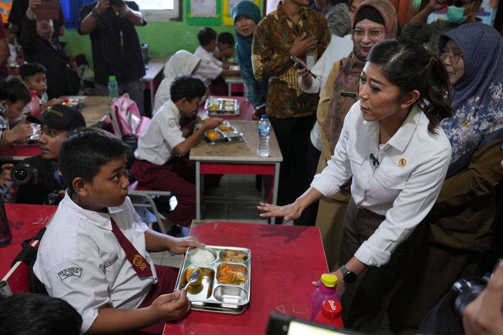 Indonesian Minister of Information and Digital Affairs Meutya Hafid, right, talking to students at an elementary school in Depok, West Java, Indonesia, on January 6. Photo: AP