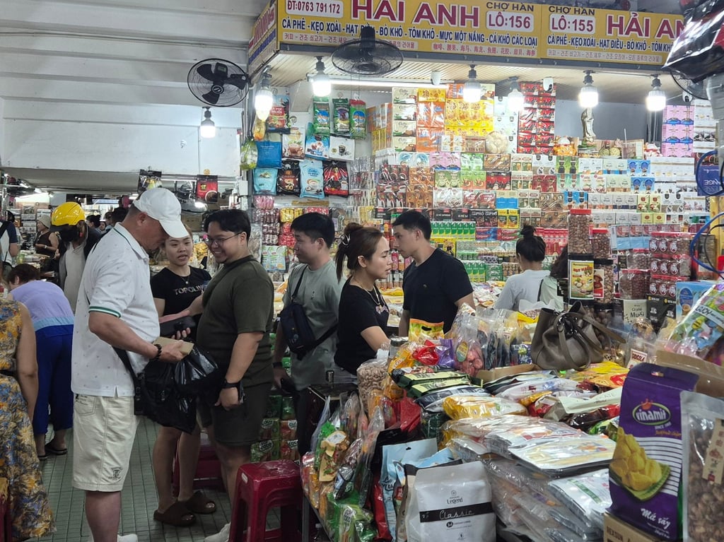 South Korean tourists shop at Da Nang’s popular Han Market in Vietnam. Photo: David D. Lee