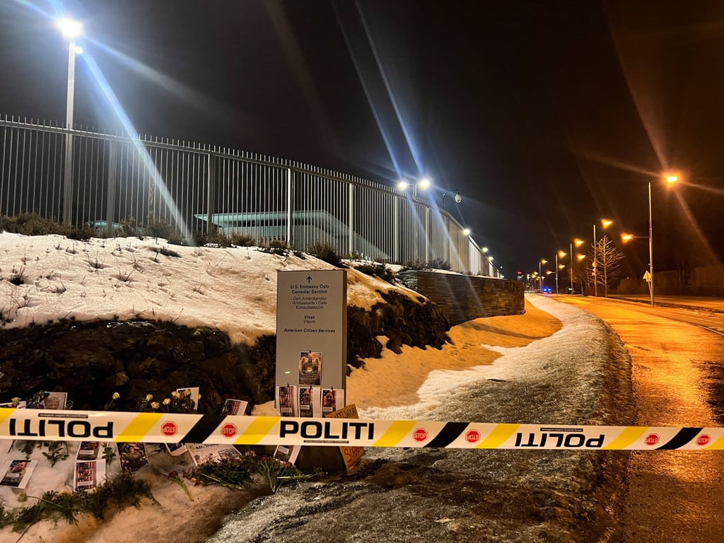The area outside the US embassy in Oslo is cordoned off, after the Norwegian police said the building was hit by a loud explosion on Sunday. Photo: Reuters