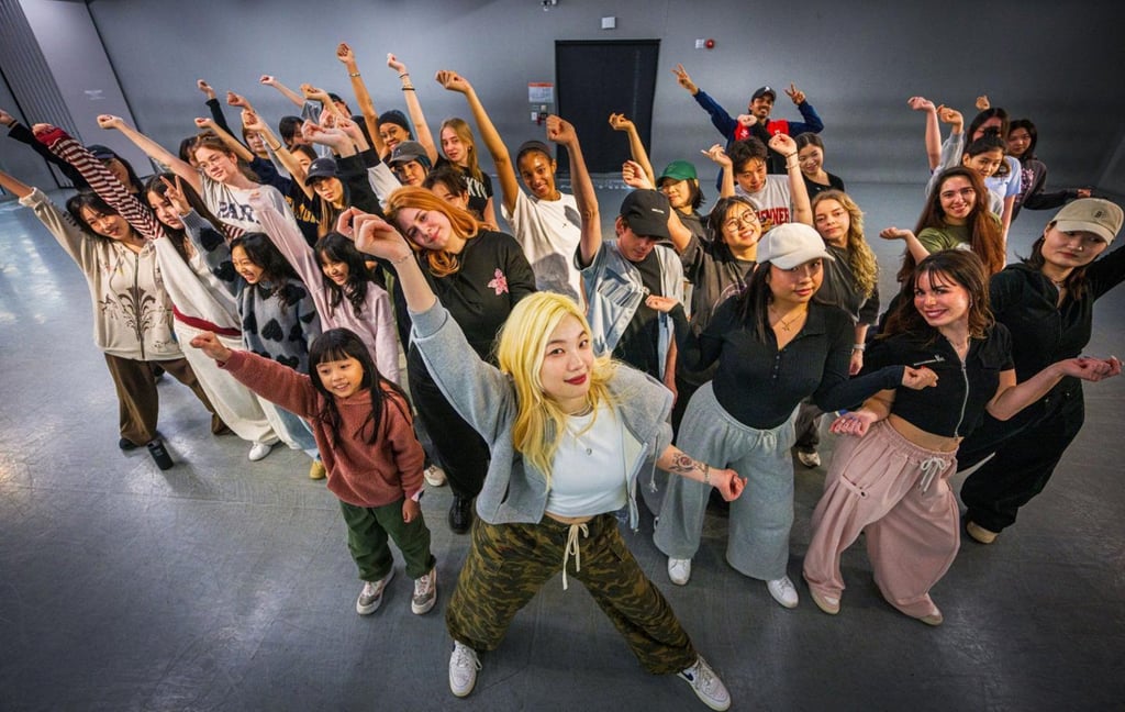 An instructor and students demonstrate dance moves at a K-pop class at 1Million Dance Studio in Seongdong district, Seoul. Photo: Korea Times/Choi Ju-yeon