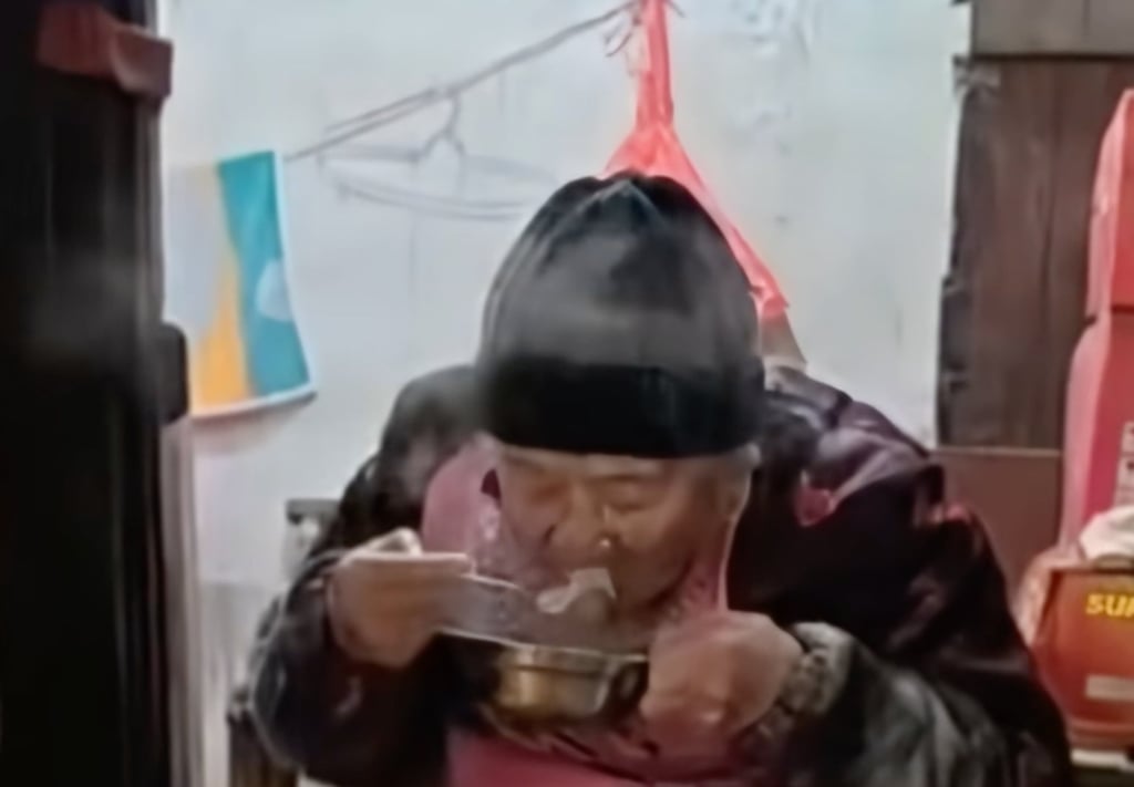 Centenarian Jin Baoling tucks into one of the dishes she loves which have helped her live a long life. Photo: Douyin Centenarian Jin Baoling tucks into one of the dishes she loves which have helped her live a long life. Photo: Douyin