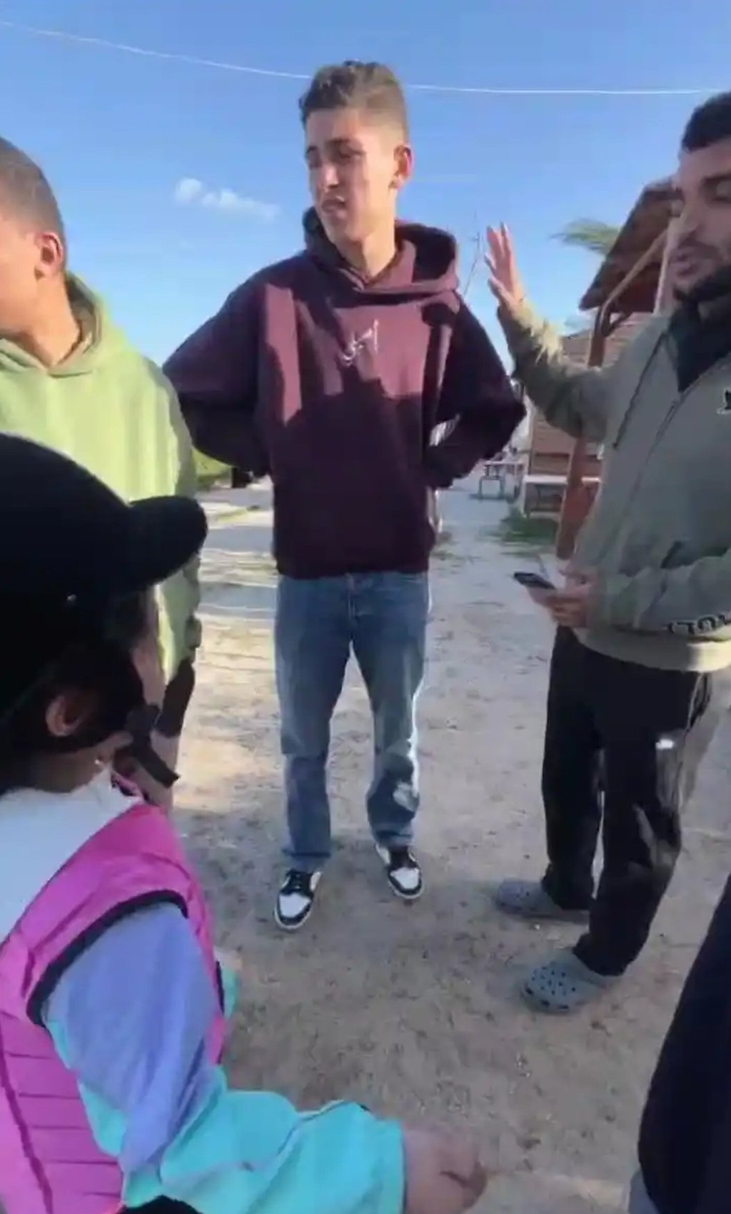 Langlang, in riding hat, confronts the two riding coaches about their choice of horses. Photo: Baidu