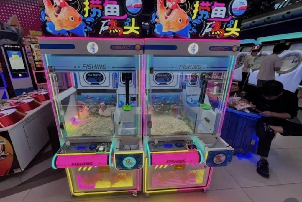 Duas máquinas de garras coloridas estão lado a lado em um shopping center de Shenzhen. Foto: www.nfnews.com Duas máquinas de garras coloridas estão lado a lado em um shopping center de Shenzhen. Foto: www.nfnews.com