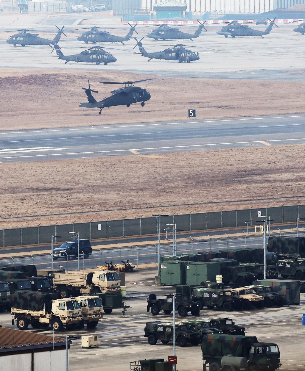A UH-60 Black Hawk helicopter lands at US Camp Humphreys in Pyeongtaek, South Korea. Photo: Yonhap via EPA