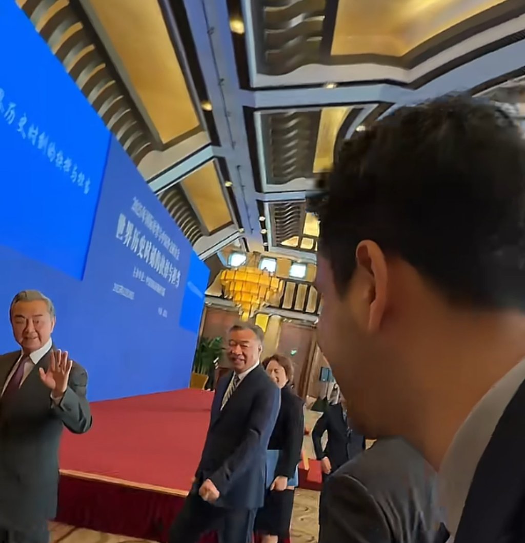 The Iraqi journalist who is widely known by his Chinese name, Fang Haoming, right foreground, gets a wave from China’s foreign minister, Wang Yi. Photo: Douyin