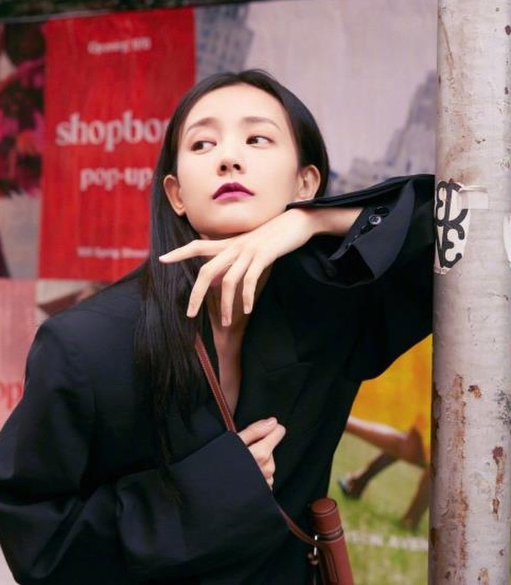 Li Yitong, above, is an accomplished folk dancer who graduated from the Beijing Academy of Dance. Photo: Sina