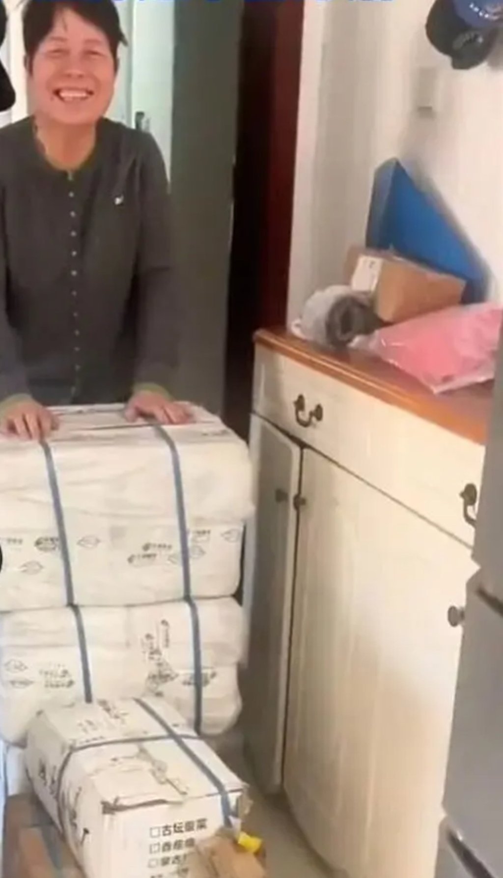 Chang’s mother smiles broadly as she rests her arms on the huge cow package. Photo: www.worldjournal.com Chang’s mother smiles broadly as she rests her arms on the huge cow package. Photo: www.worldjournal.com